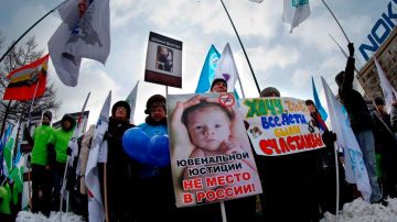 Simpatizantes se manifiestan en Moscú a favor de la nueva ley que prohíbe la adopción de niños rusos por parte de personas gays.