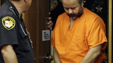 Cabizbajo, como en las audiencias anteriores, Ariel Castro llegó hoy a la corte, donde se le denegó el acceso a la hija que tuvo con su secuestrada, Amanda Berry.