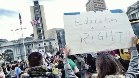 "La eduación es un derecho", dice este cartelón en una de las manifestaciones a favor de la educación pública en San Francisco.