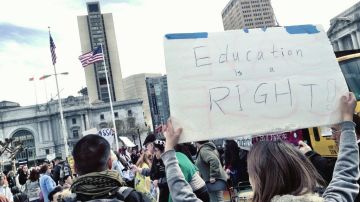 "La eduación es un derecho", dice este cartelón en una de las manifestaciones a favor de la educación pública en San Francisco.