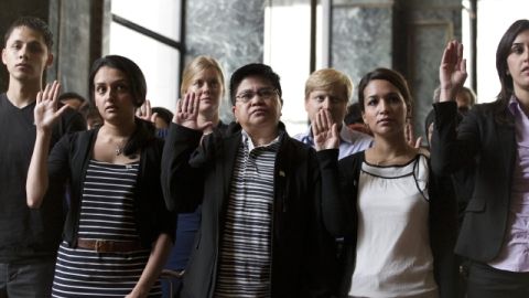 Unas 70 personas juraban lealtad, ayer, durante emotiva ceremonia de naturalización. Los nuevos ciudadanos  proceden de 32 países.