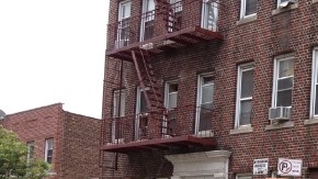 La Policía custodiaba ayer la entrada del edificio en Queens donde ocurrió el sangriento apuñalamiento. Un arranque de celos habría sido el motivo del crimen.