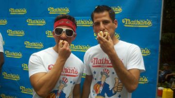 Juan 'More Bite' Rodríguez (izq.), de origen puertorriqueño, y Pablo Martínez, de origen mexicano, buscan alzarse hoy con la corona de comelones de 'perros calientes' de Coney Island.