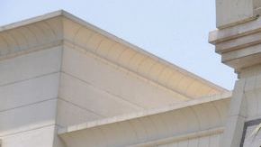 La milicia custodia los principales edificios e instituciones.