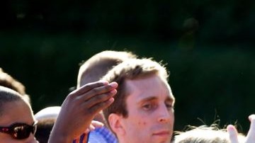 El presidente Barack Obama saluda a los miembros de las Fuerzas Armadas y sus familias durante la celebración del 4 de julio.