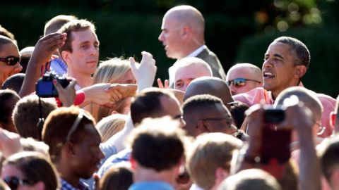 El presidente Barack Obama saluda a los miembros de las Fuerzas Armadas y sus familias durante la celebración del 4 de julio.