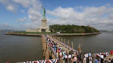 Los visitantes desembarcaron desde temprano en Liberty Island.