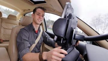Un usuario conduce mientras usa la App de Waze en su auto.