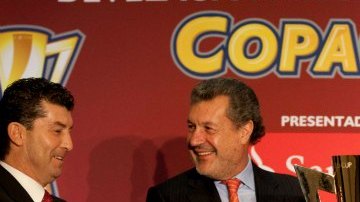 De izquierda a derecha, el entrenador del ‘Tri’, José Manuel de la Torre; Marcos Martínez; el secretario general de la CONCACAF, Enrique Sanz; y el presidente de la Federación Mexicana de Fútbol, Justino Compeán, con el nuevo trofeo de la Copa Oro.