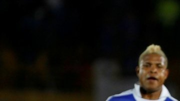 En la imagen, Pedro Franco, de millonarios de Colombia, controla el esférico