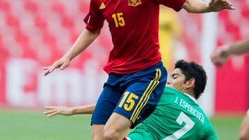 El volante de la selección de España, Saúl, maneja la pelota en partido que los ibéricos ganaron a México en la fase de octavos de final.