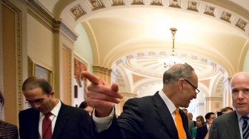 Los senadores Charles Schumer (D-NY) y John McCain (R-AZ) en los pasillos del Capitolio, luego de la aprobación del proyecto de reforma migratoria por parte del  Senado.