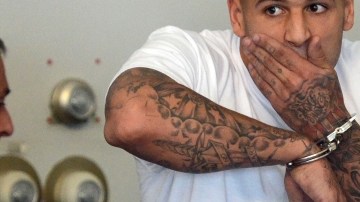 Aaron Hernández (izq) junto a su abogado Michael Fee (d) cuando era instruido de cargos en la Corte Distrital de Attleboro, Massachusetts.