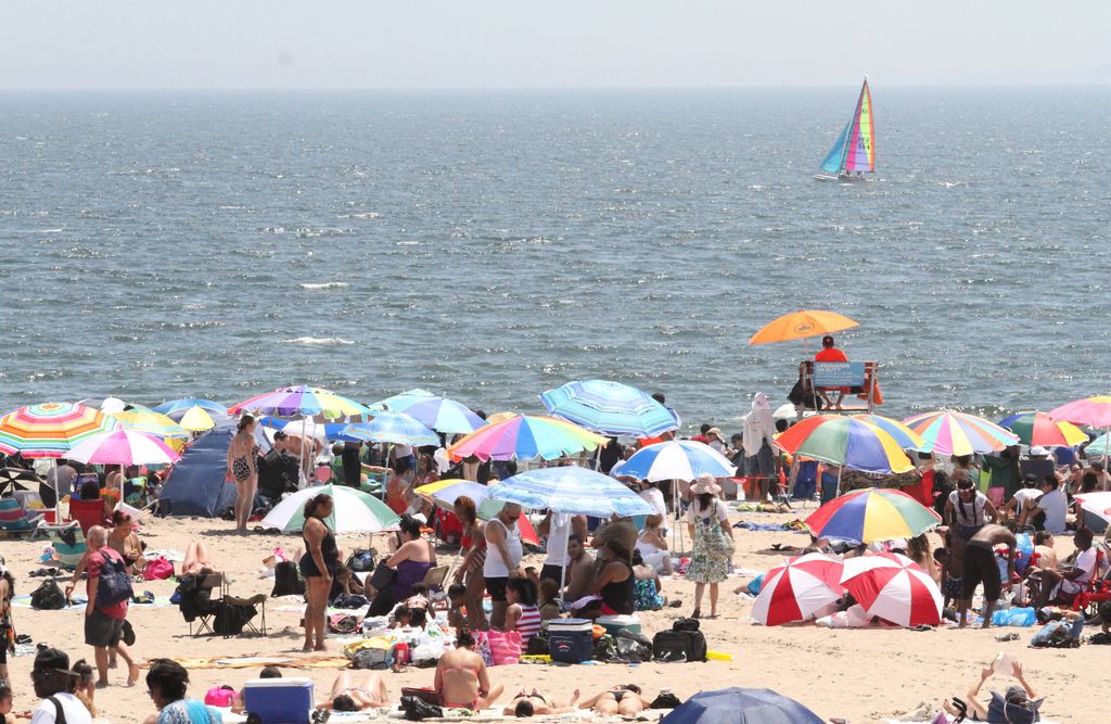 Por miedo a contagios cierran algunas playas en Nueva York ante exceso