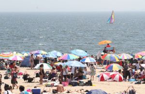 Por miedo a contagios cierran algunas playas en Nueva York ante exceso de visitantes huyendo del calor