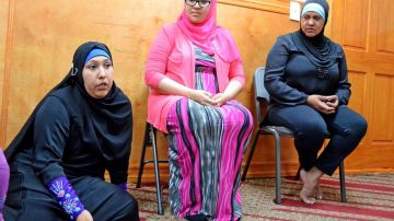 En el orden acostumbrado, Sadia Irfan, Vanessa Rivera-Abusaker y Sussie Lozada, mientras relatan sus experiencias tras convertirse en musulmanas.