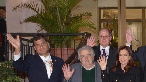 Los presidentes de toda Sudamérica hicieron frente común en favor de Morales (centro).