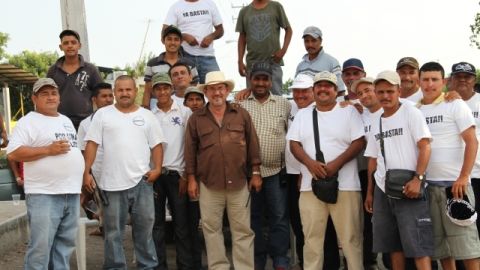 Hipólito Mora (en la foto al centro, de sombrero) encabeza uno de los grupos de autodefensas que ha chocado con los Caballeros Templarios en Michoacán.