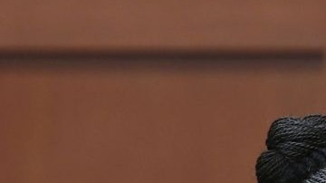 El abogado Bernie de la Rionda durante el interrogatorio a Sybrina Fulton, madre del joven Trayvon Martin, a quien George Zimmerman le quitó la vida.