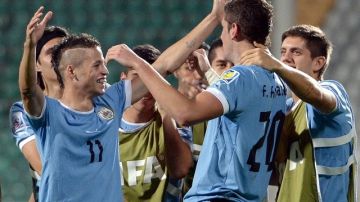 Felipe Avenatti, de uruguay, celebra con sus compañeros el gol del triunfo