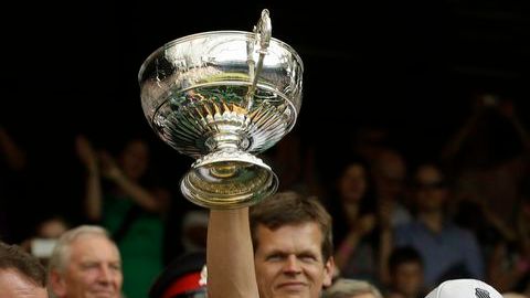 Los Bryan Bros alzan el trofeo al ganador del torneo de dobles en Wimbledon.