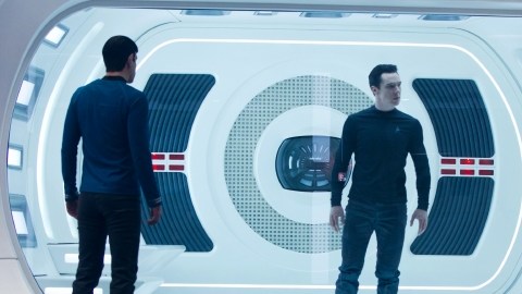 Benedict Cumberbatch (centro), en una escena de 'Star Trek Into Darkness', donde da vida al villano de la función.
