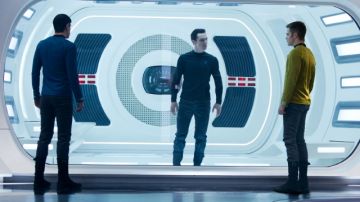 Benedict Cumberbatch (centro), en una escena de 'Star Trek Into Darkness', donde da vida al villano de la función.