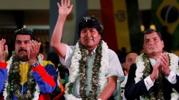 El presidente Evo Morales, (centro) recibió el apoyo del líder venezolano  Nicolás Maduro, (izq.) y su homólo ecuatoriano Rafael Correa, quienes se reunieron de manera sorpresiva en La Paza para analizar la crisis diplomática.
