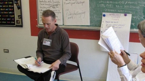 Tom Miller, izquierda, lidera una clase de inglés del programa 'Immigrant Bridge' en la ciudad de Nueva York.