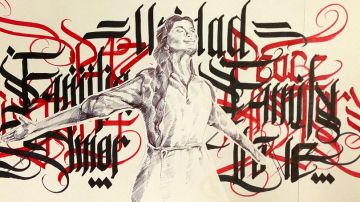 Tim Alamillo usó el estilo “caligrafiti” para dibujar las palabras en colores negro y rojo que rodean el cuerpo de la mujer.