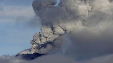 El volcán registró tres explosiones moderadas en las primeras horas del sábado.