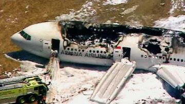 Fotograma de vídeo proporcionado por KTVU muestra la escena después de que un vuelo de Asiana Airlines se estrelló al aterrizar en el aeropuerto de San Francisco.