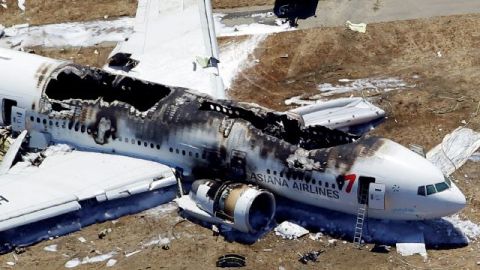 La foto aérea muestra los restos avión del vuelo 214 de Asiana  después de que se estrellara en el Aeropuerto Internacional de San Francisco .
