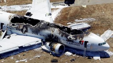 La foto aérea muestra los restos avión del vuelo 214 de Asiana  después de que se estrellara en el Aeropuerto Internacional de San Francisco .