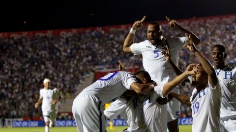 Integrantes de la selección de fútbol de Honduras celebran un gol de Roger Rojas.