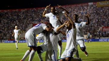 Integrantes de la selección de fútbol de Honduras celebran un gol de Roger Rojas.