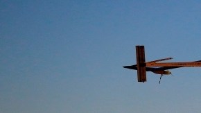 El Solar Impulse, pilotado por André Borschberg, levanta vuelo para realizar la última fase de su prueba definitiva, y si tiene éxito entonces en el año 2015 le dará la vuelta al planeta.