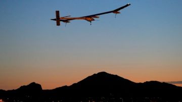 El Solar Impulse, pilotado por André Borschberg, levanta vuelo para realizar la última fase de su prueba definitiva, y si tiene éxito entonces en el año 2015 le dará la vuelta al planeta.