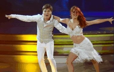 "El Travieso" durante su rutina de salsa.