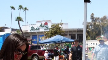 Seguidoras del Tri cocinan a las afueras del Rose Bowl, horas antes de arrancar los duelos del Grupo A en la Copa de Oro.