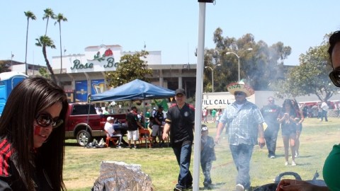 Seguidoras del Tri cocinan a las afueras del Rose Bowl, horas antes de arrancar los duelos del Grupo A en la Copa de Oro.