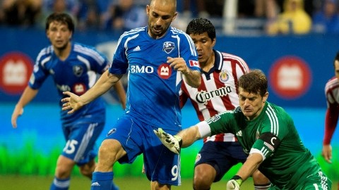 Dan Kennedy, portero de Chivas USA,  es exigido en   acción ofensiva del italiano   Marco Di Vaio, durante el partido de ayer en Montreal.