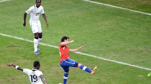 Ebenezer Assifuah  (19)  anota  el cuarto y decisivo gol de Ghana para rubricar la victoria frente a Chile en el minuto 120.