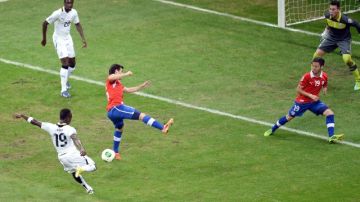 Ebenezer Assifuah  (19)  anota  el cuarto y decisivo gol de Ghana para rubricar la victoria frente a Chile en el minuto 120.