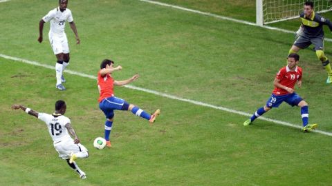 Ebenezer Assifuah (19) anota el cuarto y decisivo gol de Ghana para rubricar la victoria frente a Chile en el minuto 120.