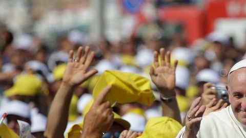 Durante su misa con los inmigrantes el Papa lamentó la pérdida de vidas de quienes perecieron en el intento por llegar a otras tierras.