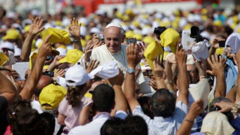 Durante su misa con los inmigrantes el Papa lamentó la pérdida de vidas de quienes perecieron en el intento por llegar a otras tierras.