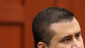 Zimmerman habla con su abogado en sala.