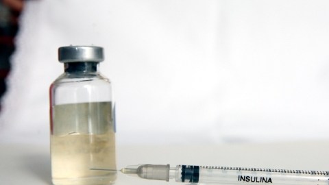 La insulina ayuda a evitar que el azúcar en la sangre se acumule en niveles anormales.