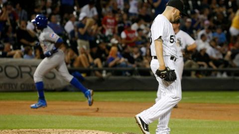 Alfonso Soriano (fondo) recorre las bases tras conectar cuadrangular en la sexta entrada al abridor Héctor Santiago.